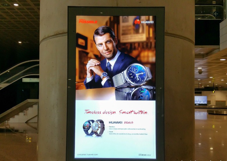 huawei-watch-airport-sign