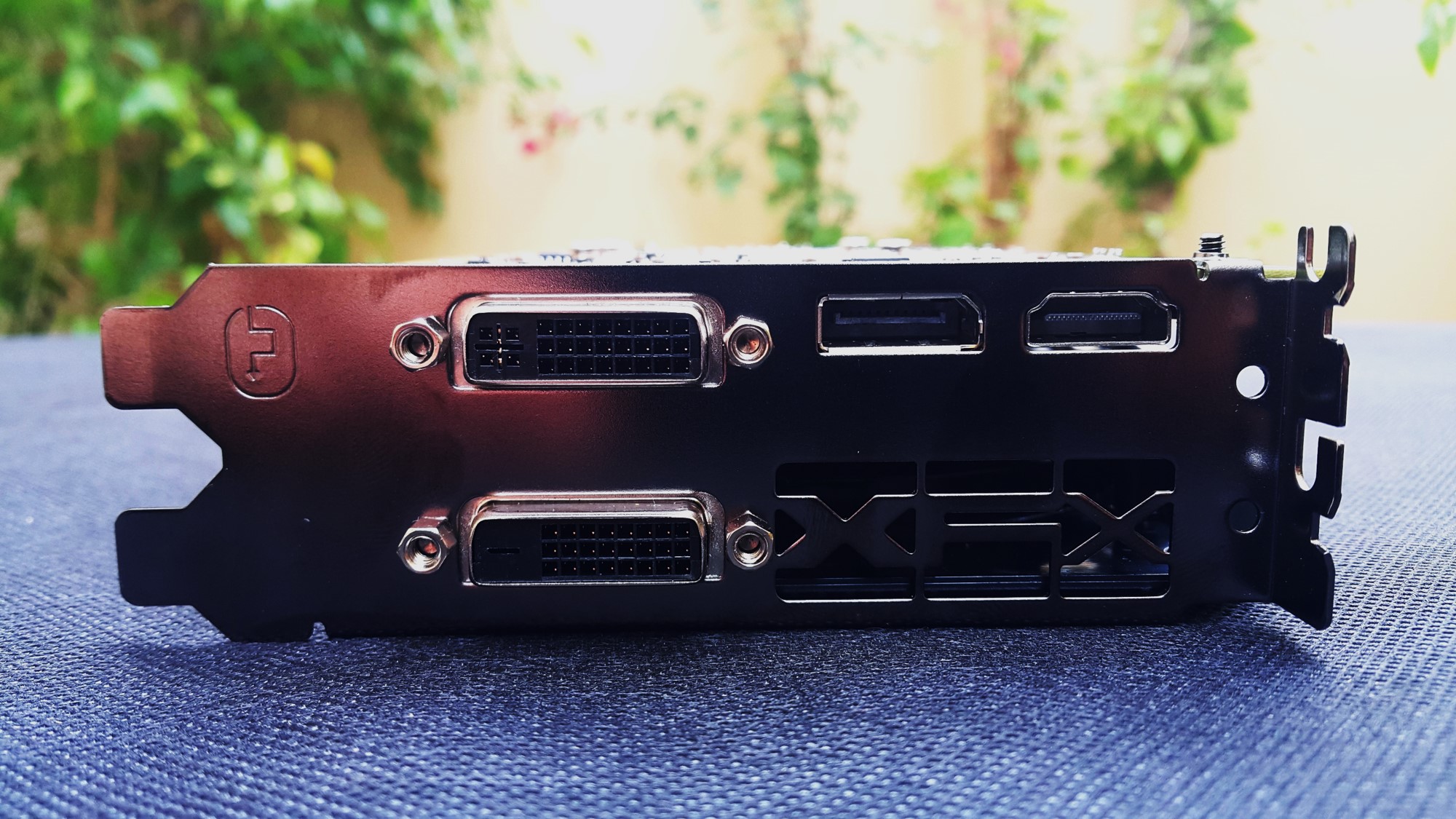 XFX Double Dissipation R9 380X Outputs