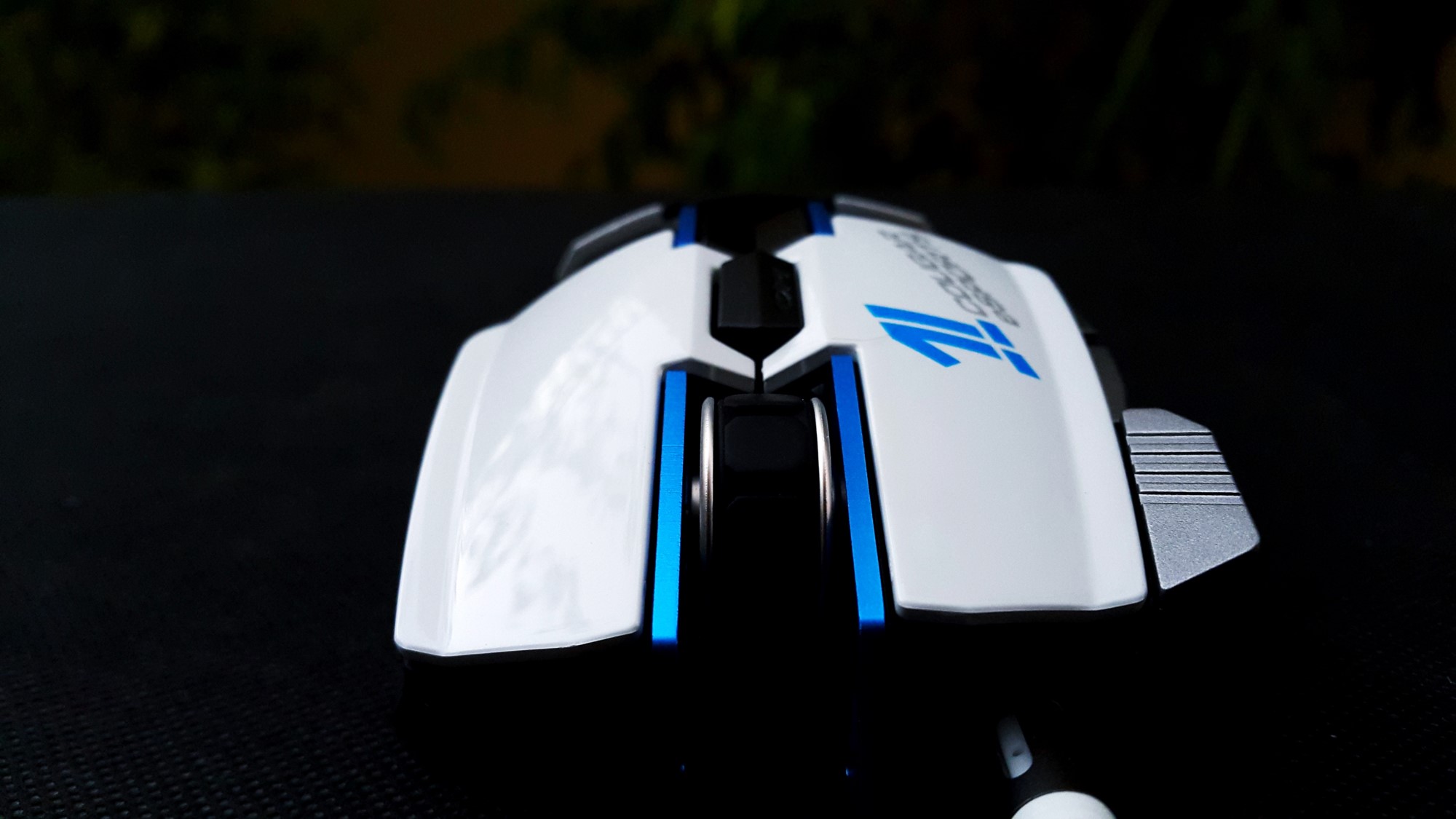 Cougar 700M Gaming Mouse Mouse Up Front Cougar 700M Gaming Mouse Mouse Up Front
