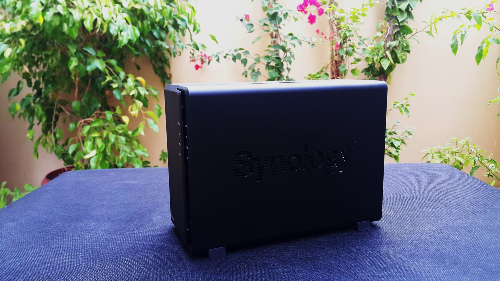 Synology Diskstation DS216Play Side Synology Diskstation DS216Play Side