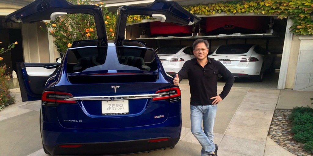 المدير التنفيذي بجانب سيارة Model X P90D