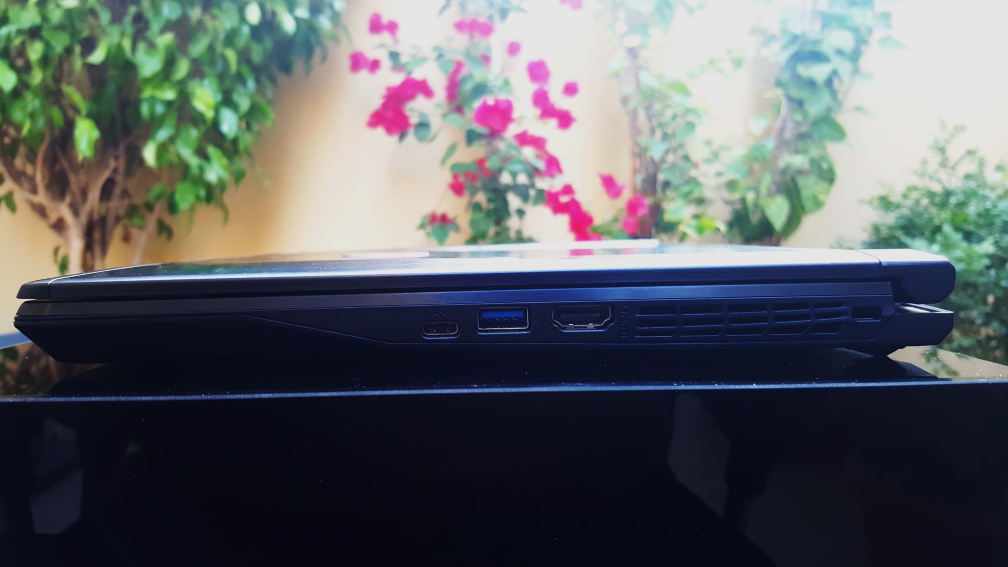 5- MSI GS40 4QE Phantom Right Side