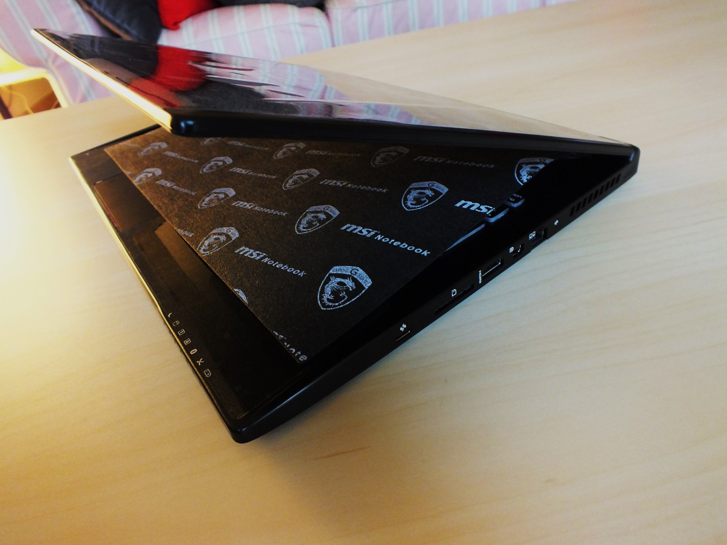 15- MSI GS60 6QE Ghost Pro Right Side