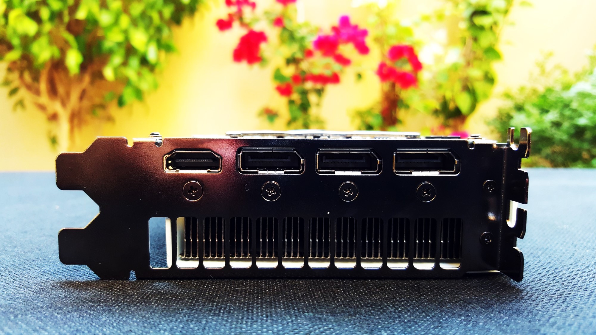 16- ASUS AMD Radeon R9 Nano Outputs