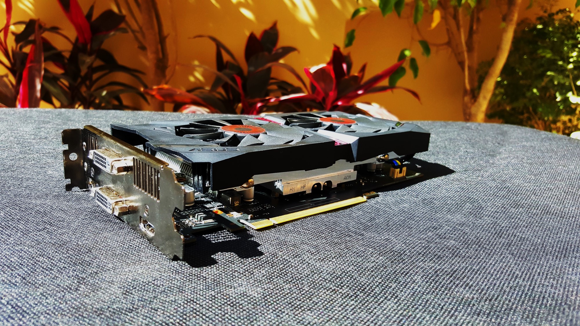 10-Asus GTX 950 Strix Gaming 2GB OC Side