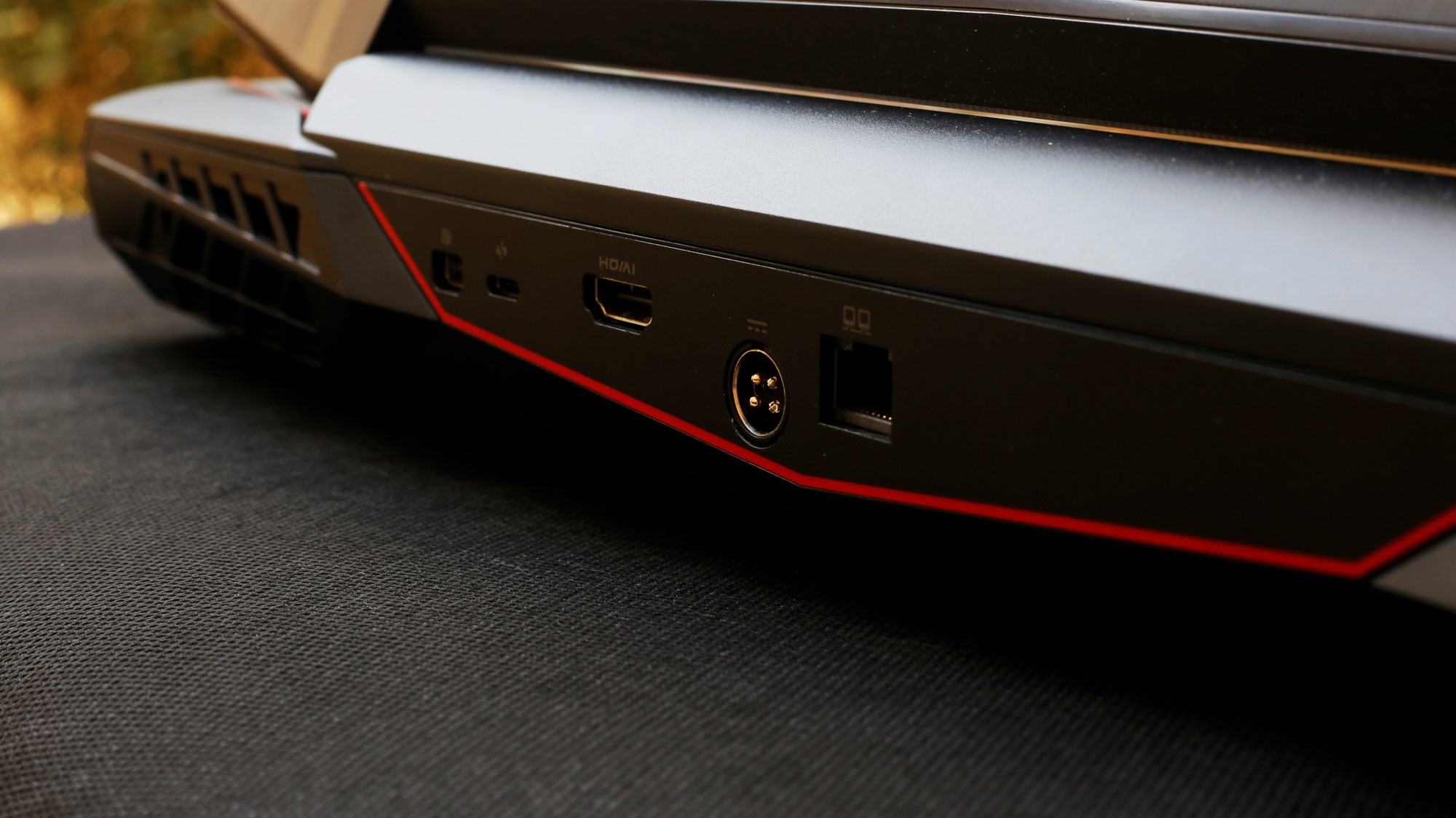 4-MSI GT80S 6QE Titan SLI Back Inputs