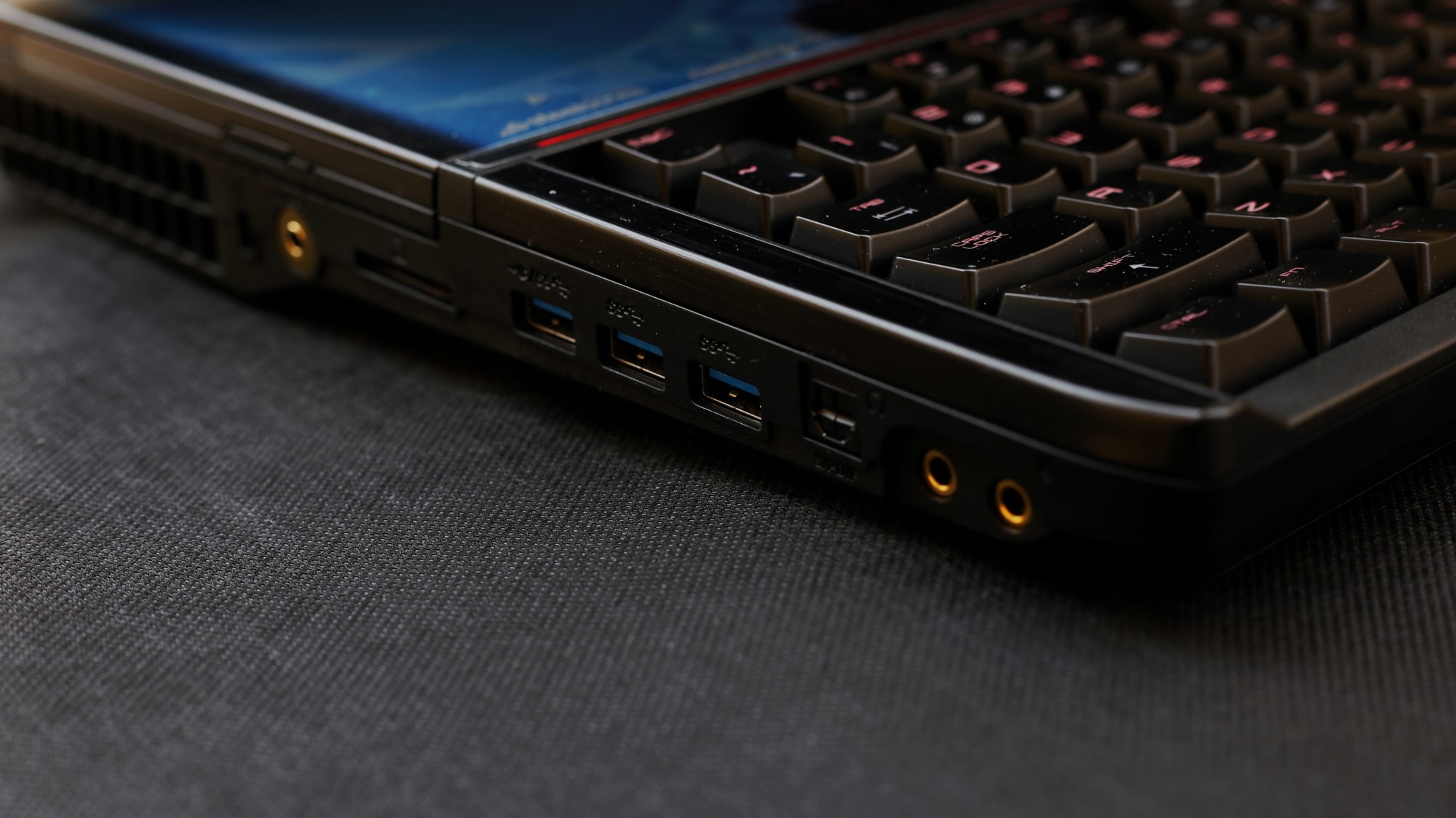 5-MSI GT80S 6QE Titan SLI Left Side