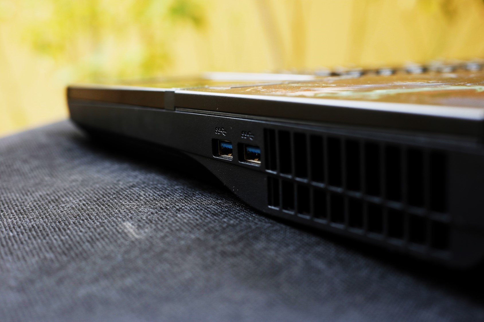 8-MSI GT80S 6QE Titan SLI Right Side
