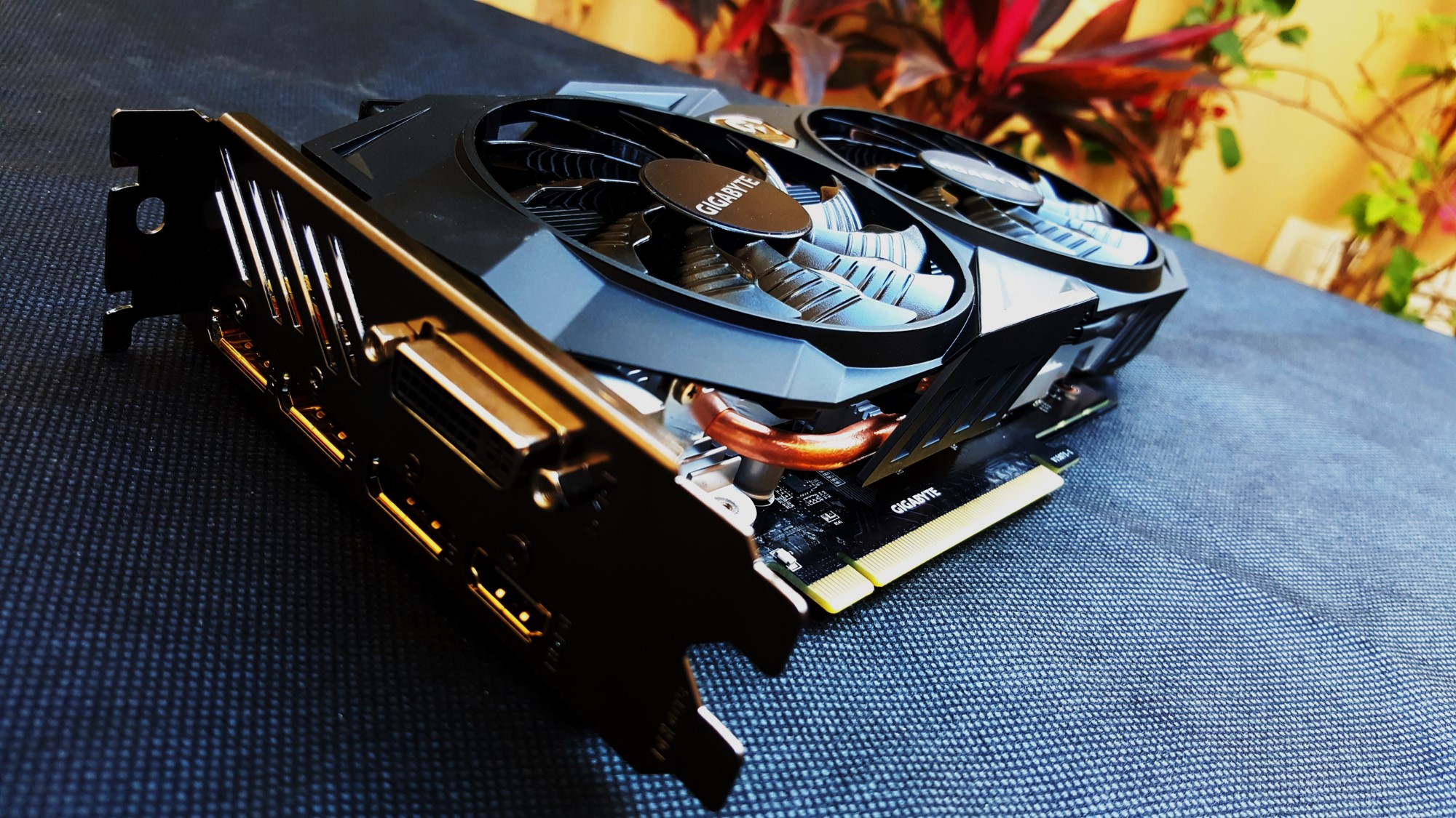 12-Gigabyte GTX 950 Xtreme Gaming dual fans