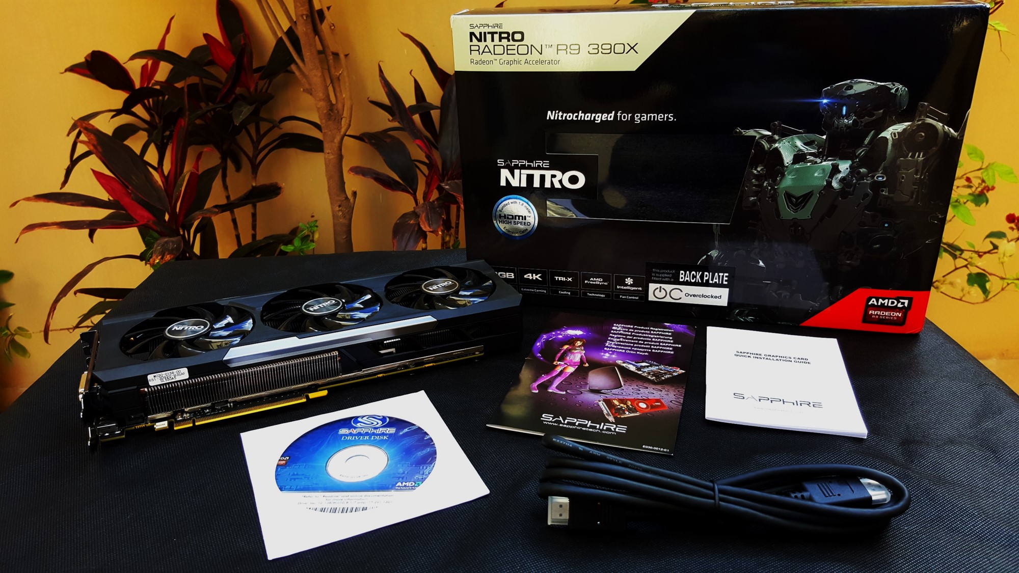 4-Sapphire Nitro R9 390X Box inside
