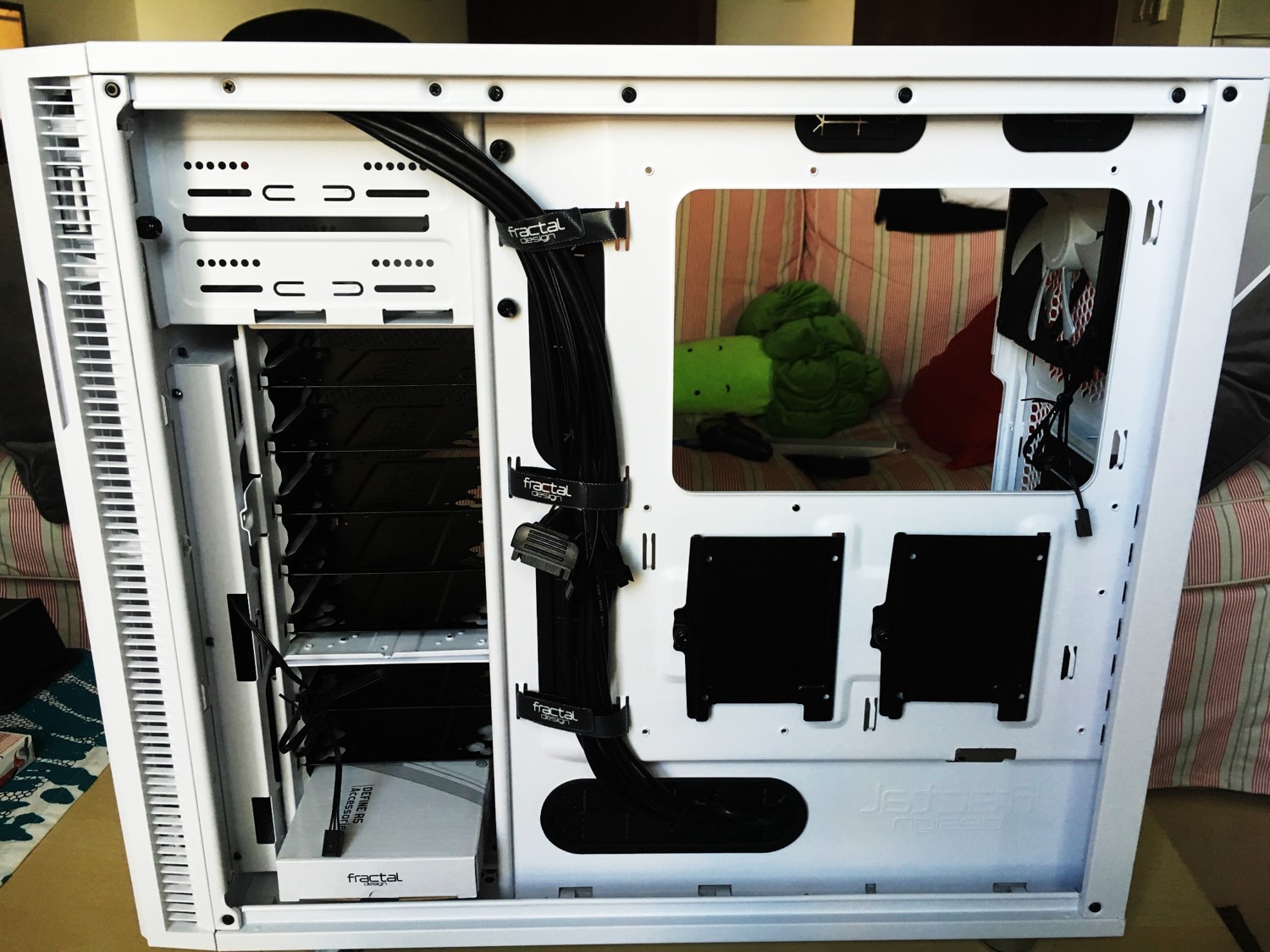 11-Fractal Design R5 Case back side