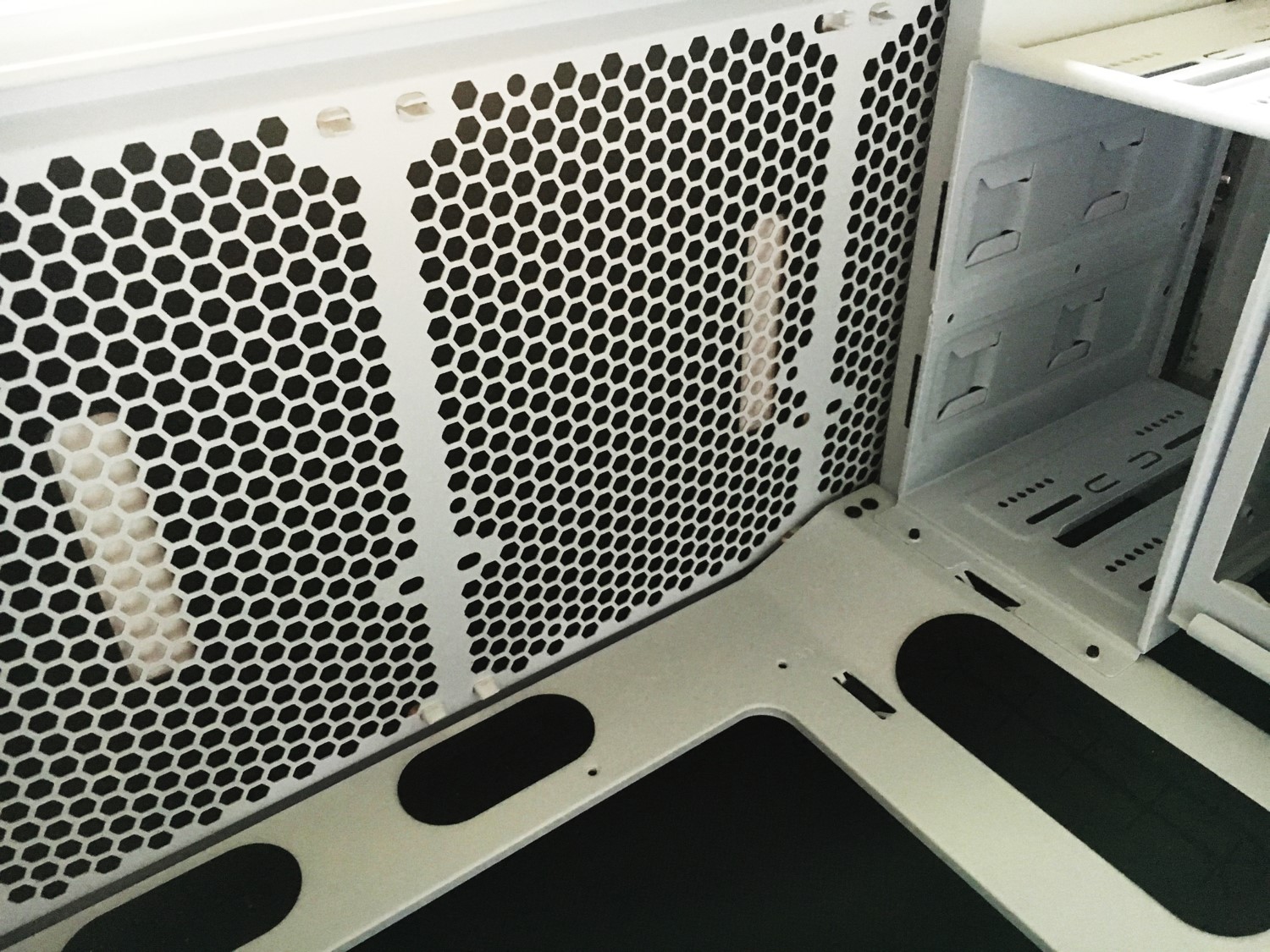 13-Fractal Design R5 water cooling holder
