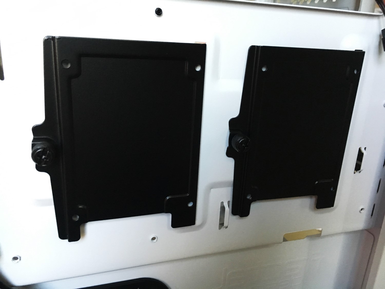 16-Fractal Design R5 SSDs back holders