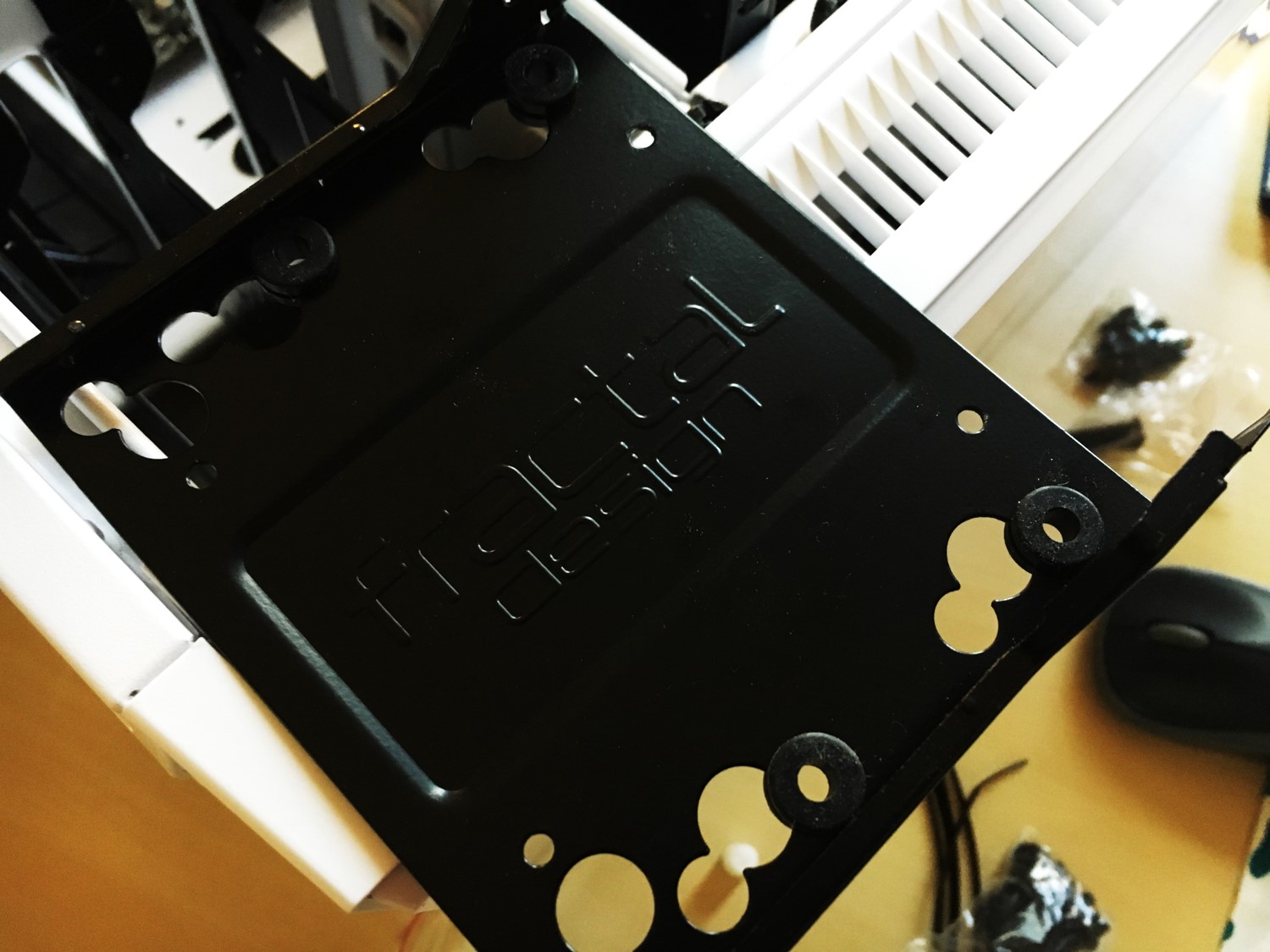 18-Fractal Design R5 HDD Hard holder