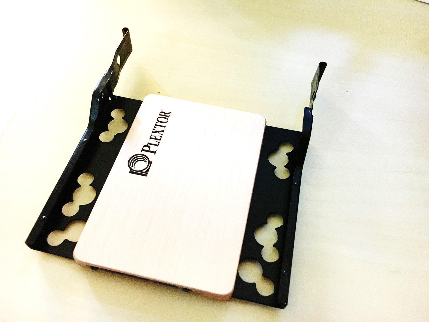 18-Fractal Design R5 SSD hard holder