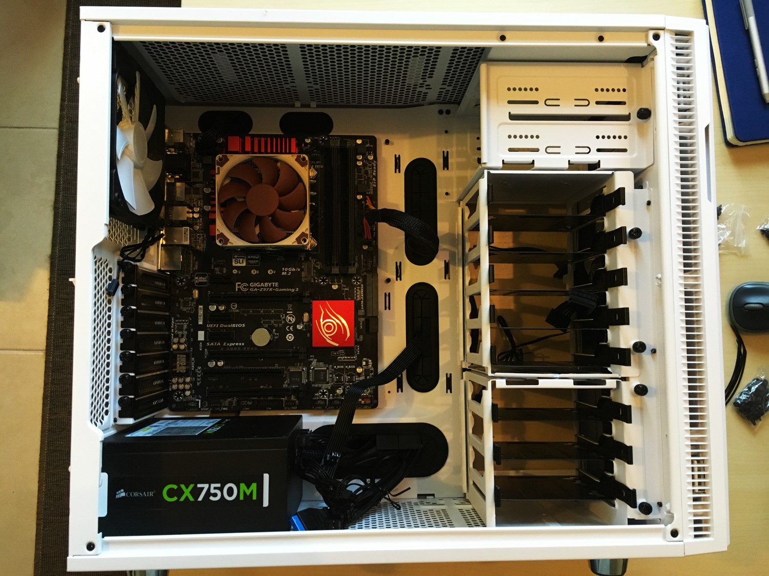 20-Fractal Design R5 Inside with mb