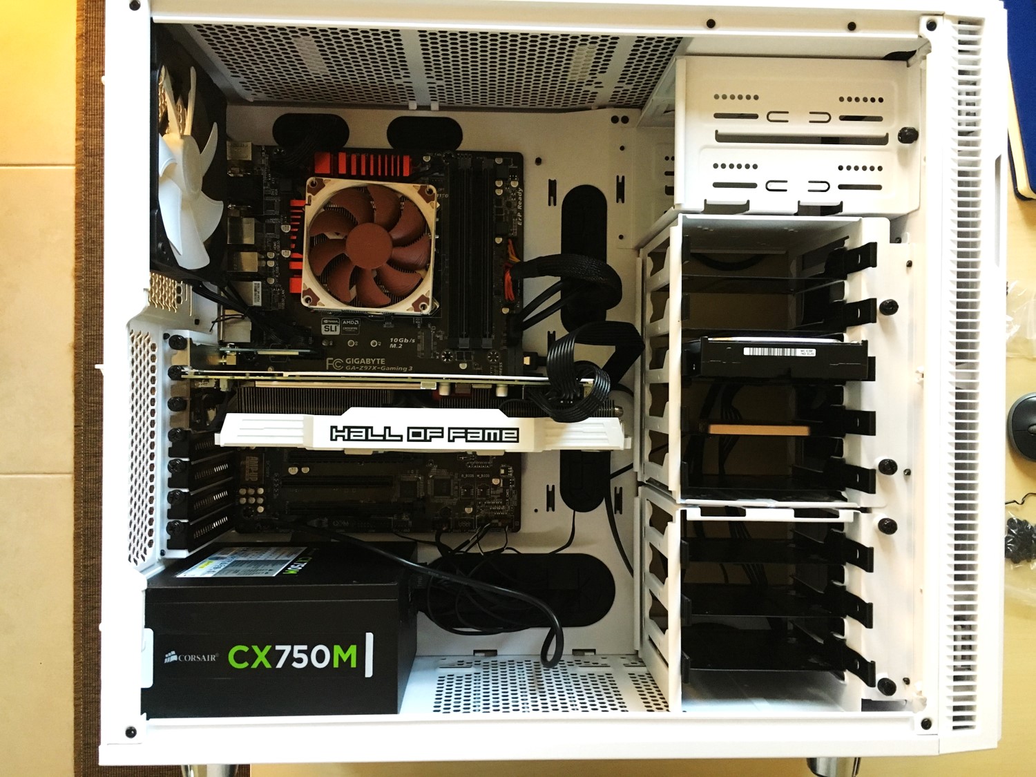 21-Fractal Design R5 inside with VGA