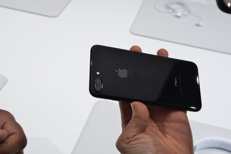 The iPhone 7 Plus New Color Jetblack Scratches easily