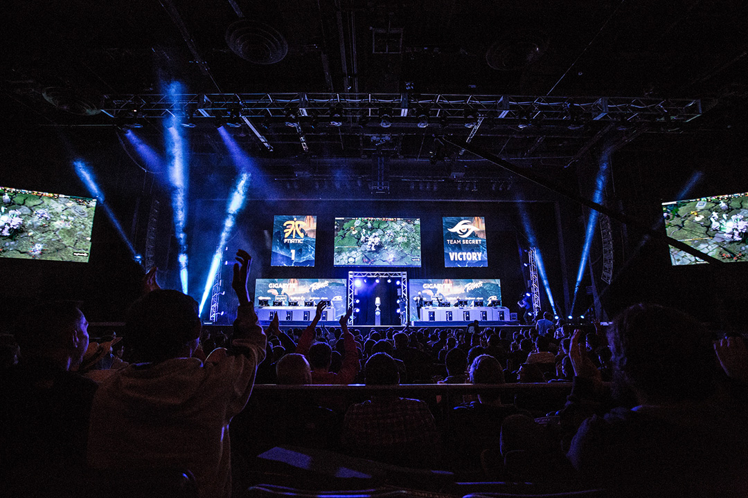 كيف أصبحت فرق eSports مشهورة وكيف يمكن أن تكون واحداً منها؟