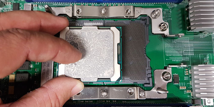 معالج إنتل Xeon E5-2699 V5 