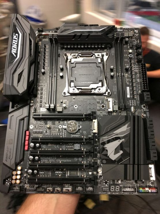 معالج إنتل Core i9 7900X يصل لتردد 6.01GHz ويحطم الرقم العالمي لـ HWBOT