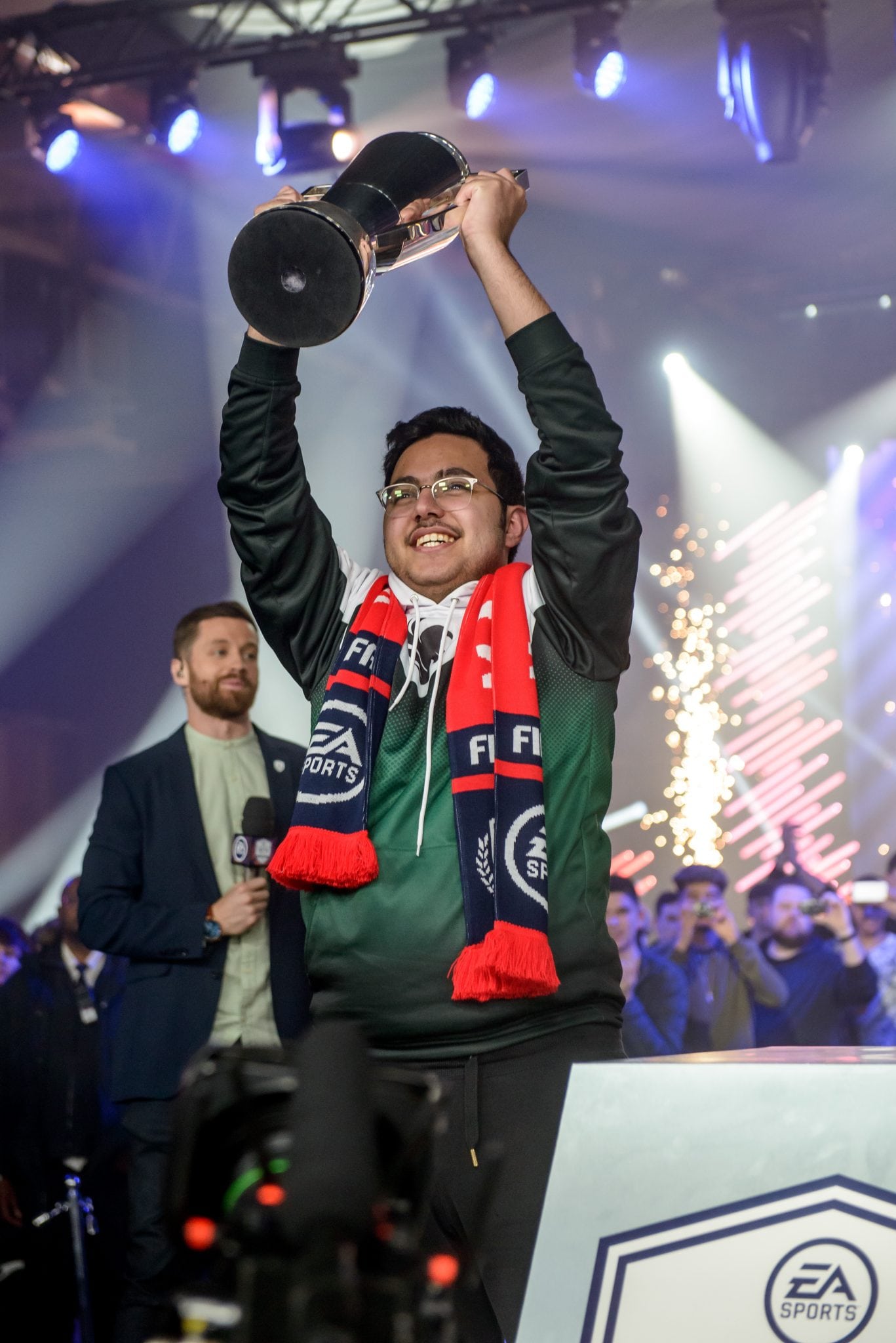 مساعد الدوسري بطل كأس FUT Champions في مانشستر مساعد الدوسري بطل كأس FUT Champions في مانشستر
