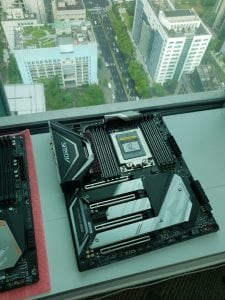 لوحة X399 الجديدة لمعالجات AMD ThreadRipper 2