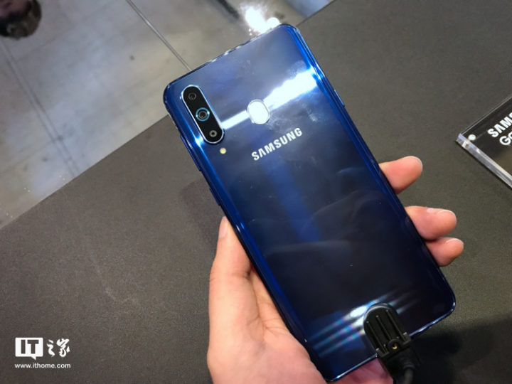 رسمياً سامسونج تعلن عن هاتفها الجديد Galaxy A8s بكاميرا على شكل ثقب في الشاشة