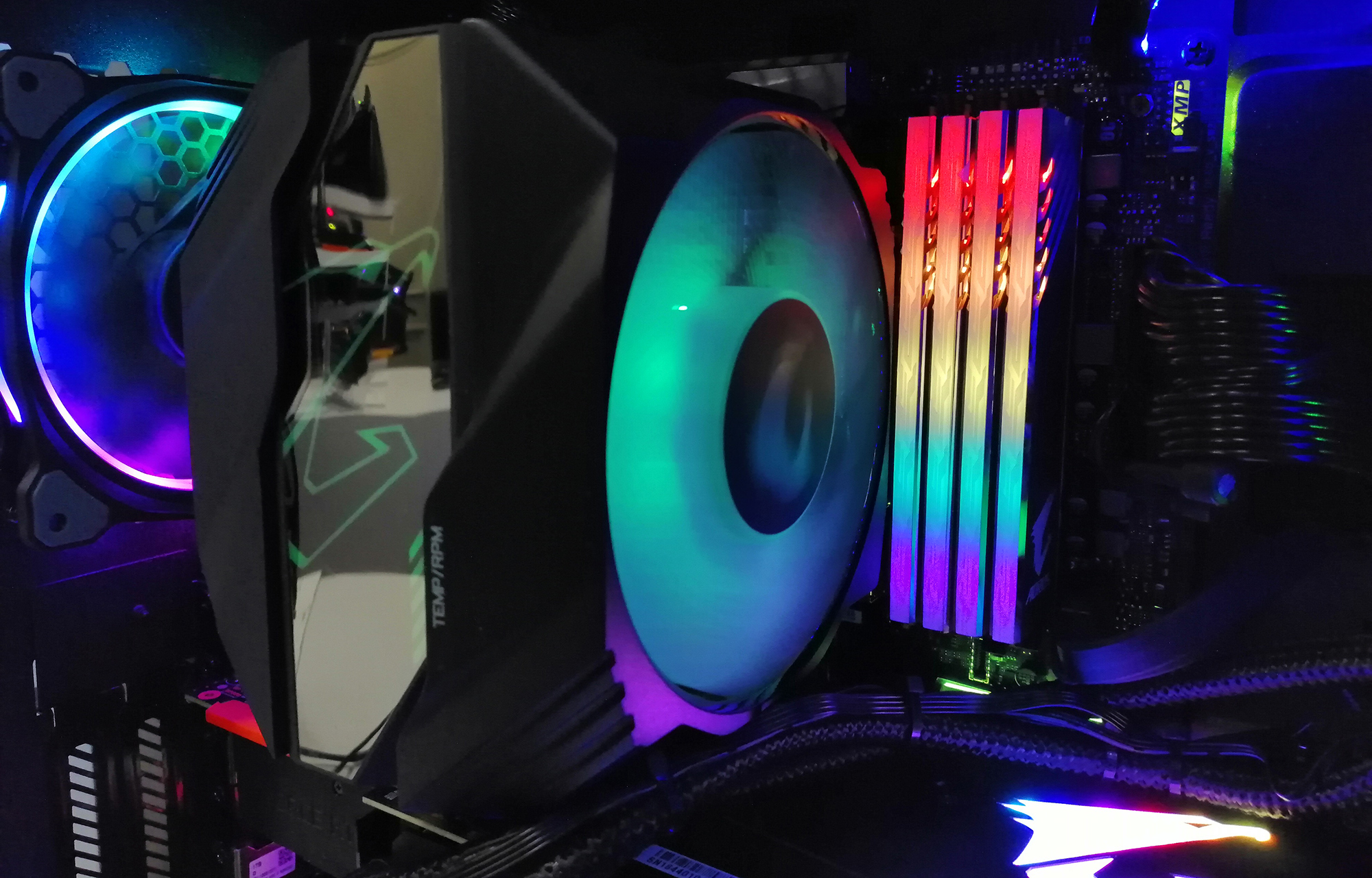 GIGABYTE Aorus RGB Memory Hits DDR4-4000 with SK Hynix ICs