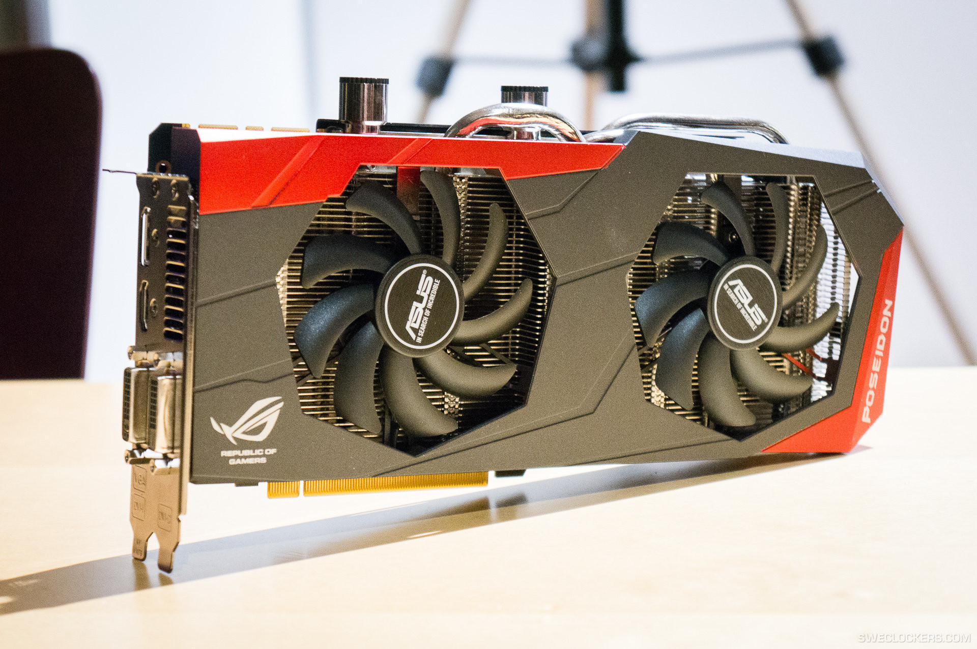ASUS-ROG-780-Poseidon-03