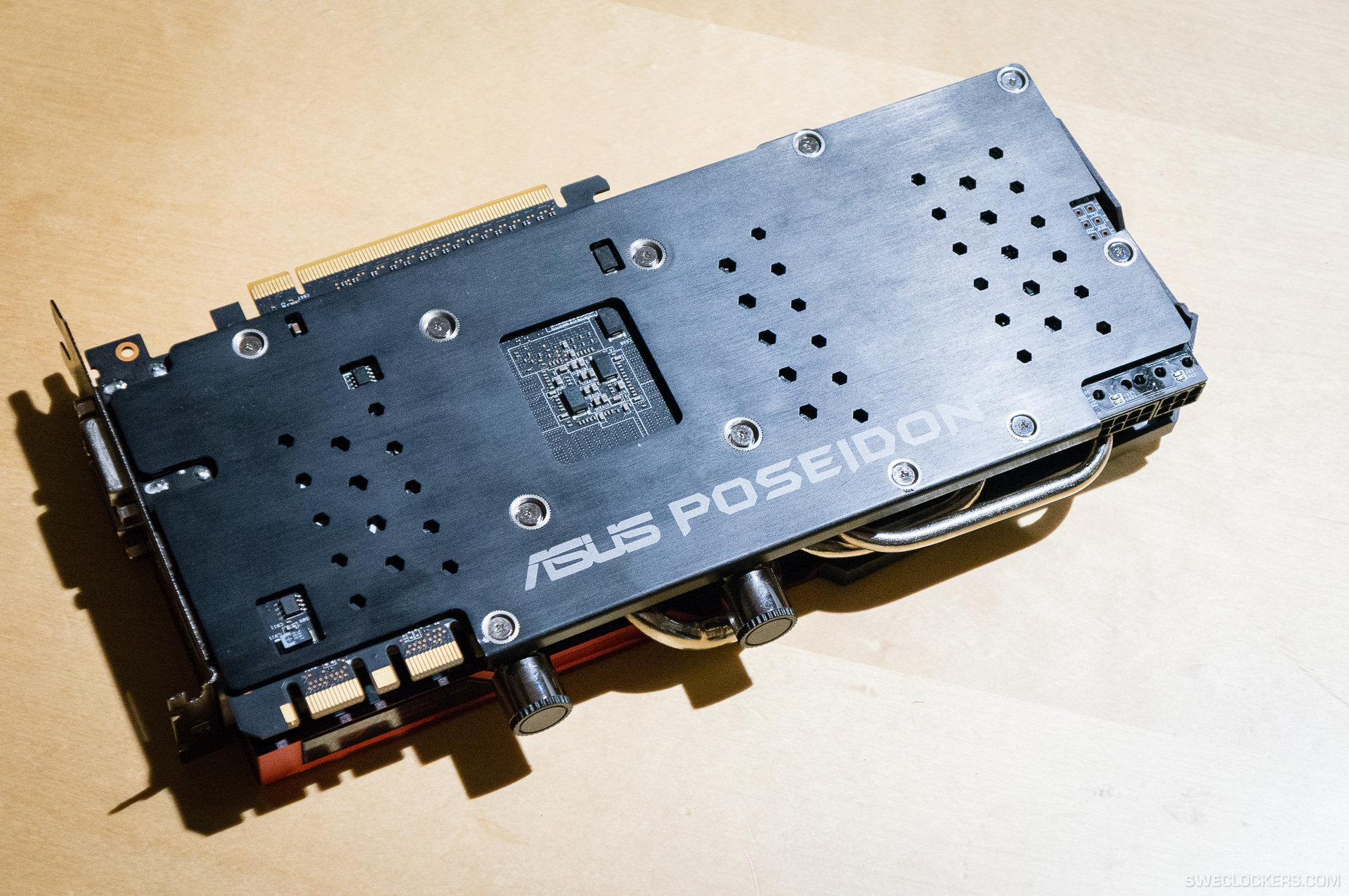 ASUS-ROG-780-Poseidon-04