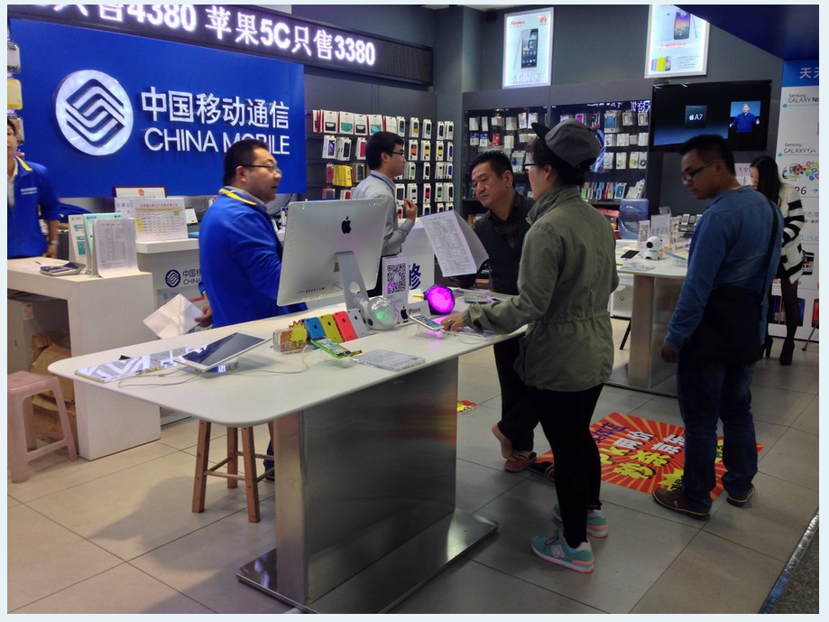 Apple-China-Mobile-main-display-with-iPhones-and-iPads