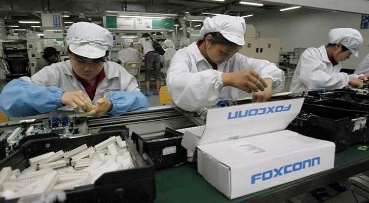 Apple-Shares-Fall-Again-as-Foxconn-Halts-Hiring
