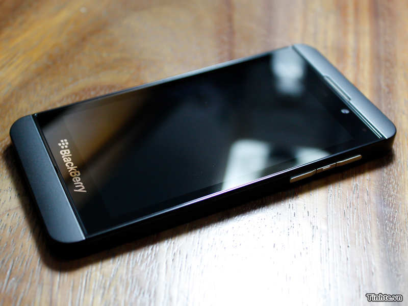 BlackBerry-10-L-Series-Handset-Smiles-for-the-Camera-Again-2