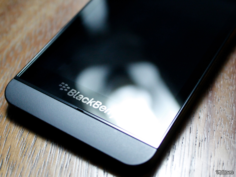 BlackBerry-10-L-Series-Handset-Smiles-for-the-Camera-Again-3