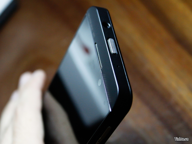 BlackBerry-10-L-Series-Handset-Smiles-for-the-Camera-Again-4