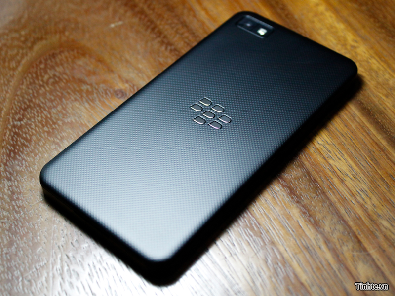 BlackBerry-10-L-Series-Handset-Smiles-for-the-Camera-Again-5