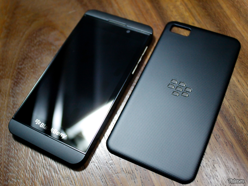 BlackBerry-10-L-Series-Handset-Smiles-for-the-Camera-Again-6