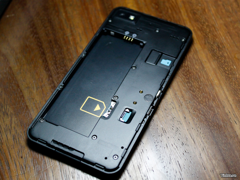 BlackBerry-10-L-Series-Handset-Smiles-for-the-Camera-Again-7