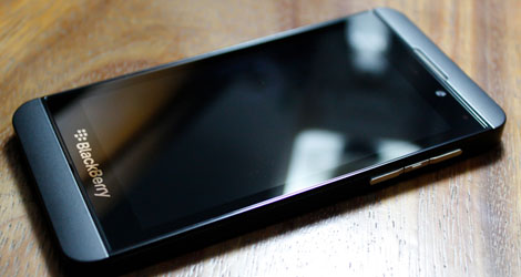 BlackBerry-10-L-Series-Handset-Smiles-for-the-Camera-Again-logo