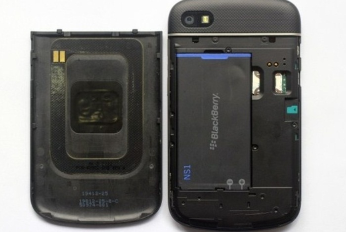 BlackBerry-Q10-with-rubberized-back2