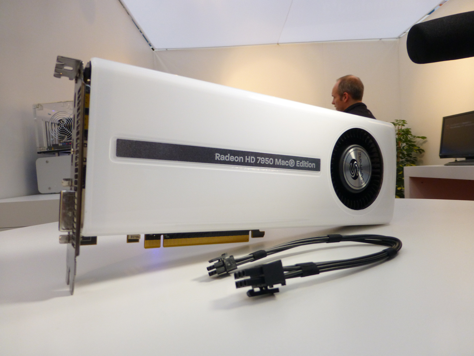 CeBIT-2013-White-Sapphire-Radeon-HD-7950-Made-for-Apple-Macs-3