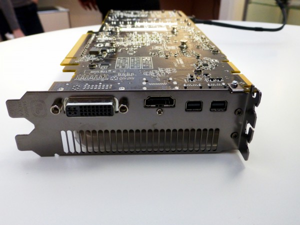 CeBIT-2013-White-Sapphire-Radeon-HD-7950-Made-for-Apple-Macs-6