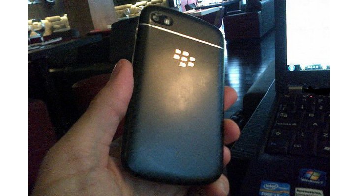 First-Live-Picture-of-BlackBerry-X10-Leaks