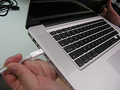 Thunderbolt واجهة لتوصيل جميع طرفيات الحاسب الخارجية! Thunderbolt واجهة لتوصيل جميع طرفيات الحاسب الخارجية!