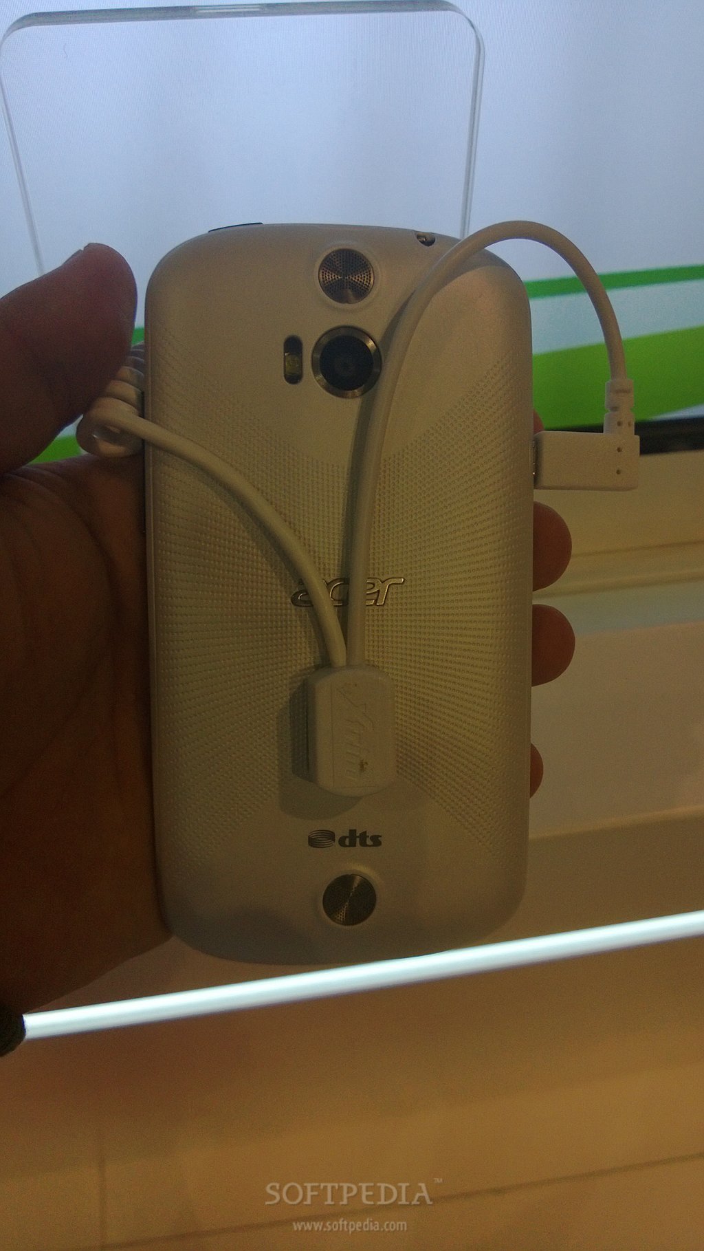 MWC-2013-Acer-Liquid-E1-Hands-On-7