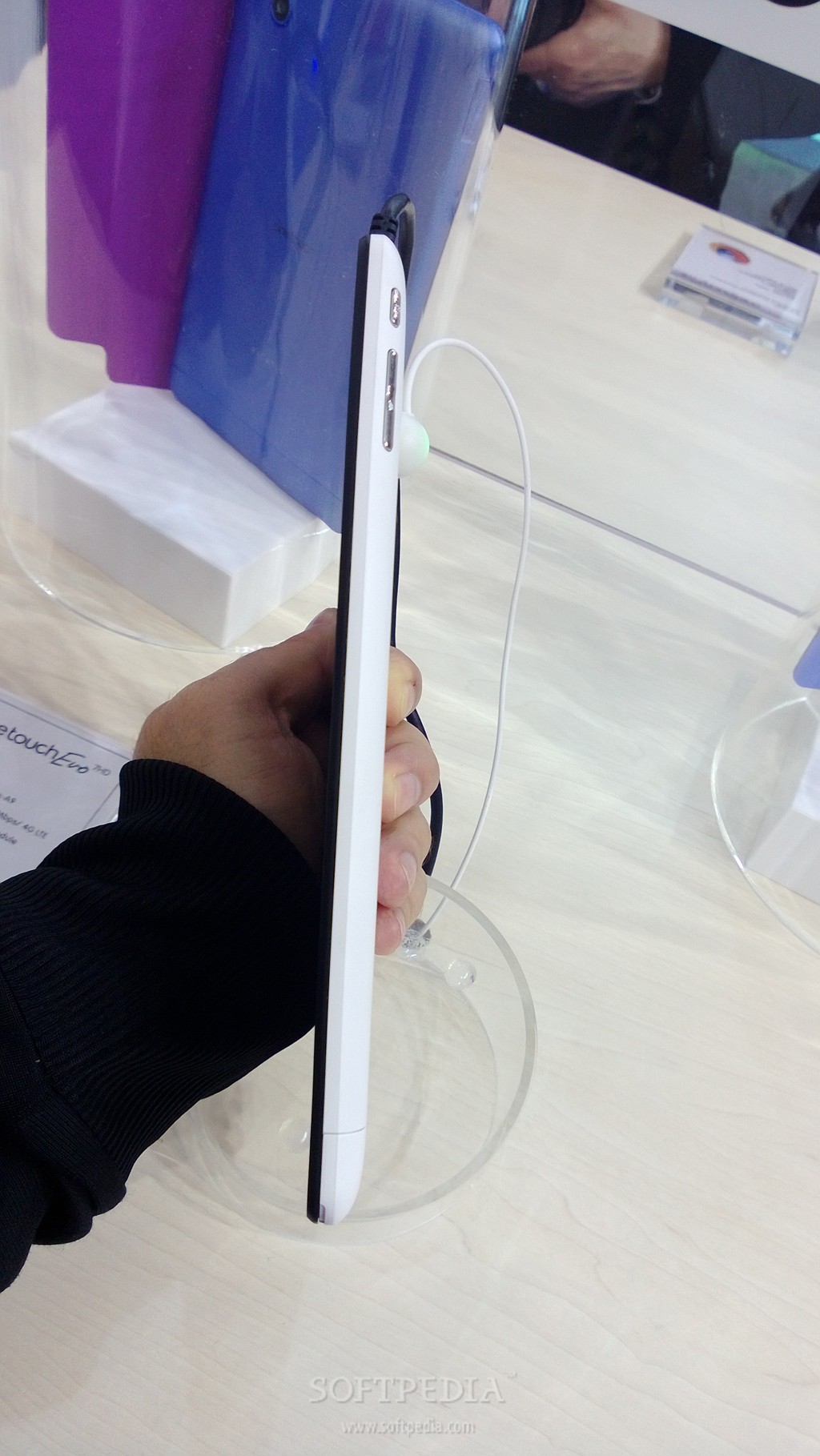MWC-2013-Alcatel-One-Touch-Evo-7-HD-Hands-On-4