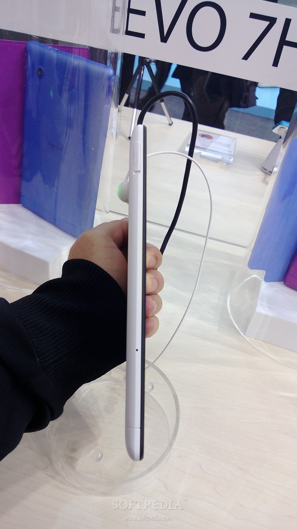 MWC-2013-Alcatel-One-Touch-Evo-7-HD-Hands-On-6
