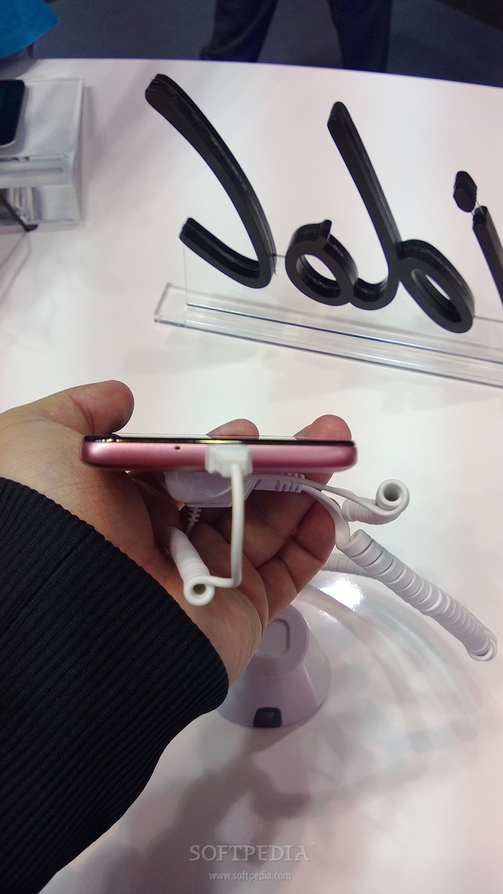 MWC-2013-Hands-On-with-Alcatel-One-Touch-Idol-7