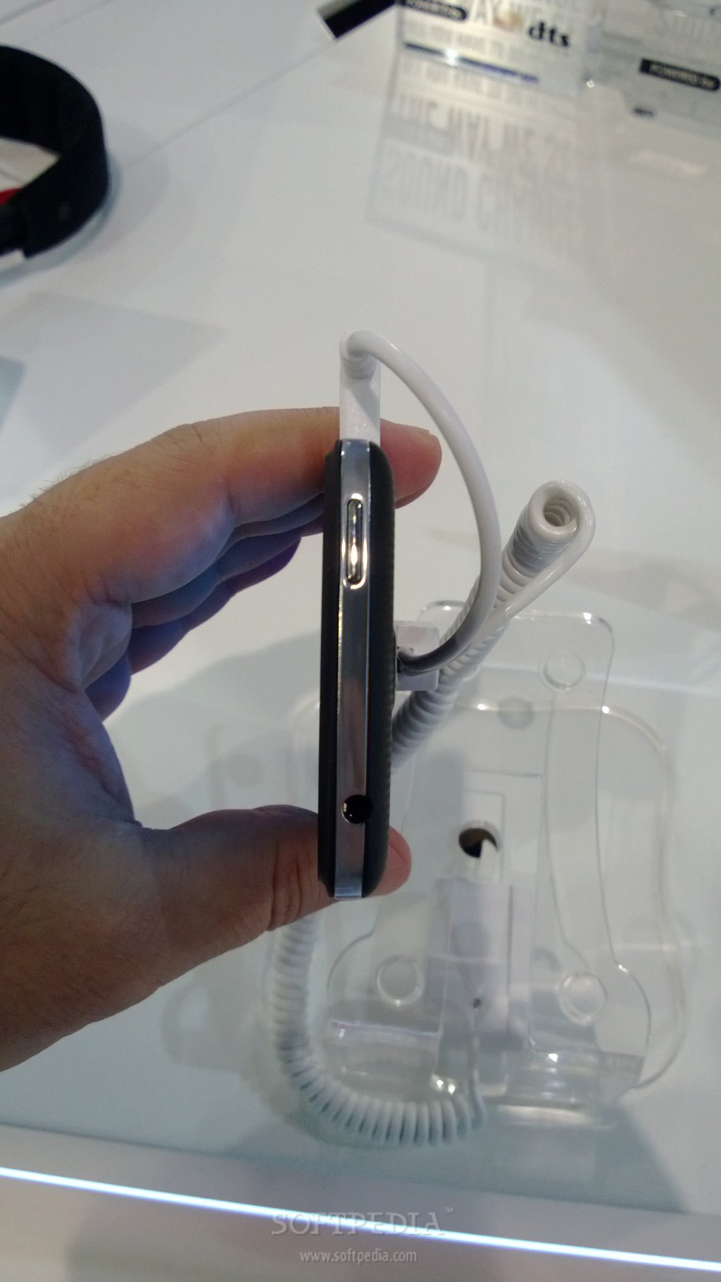MWC-2013-Intel-Based-Acer-Liquid-C1-Hands-On-4